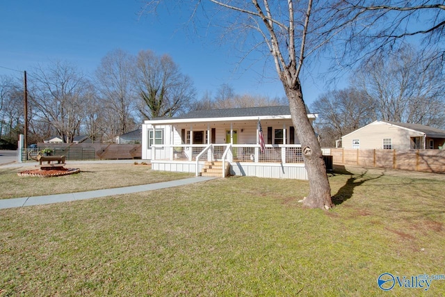 view of front of property featuring covered porch and a front lawn