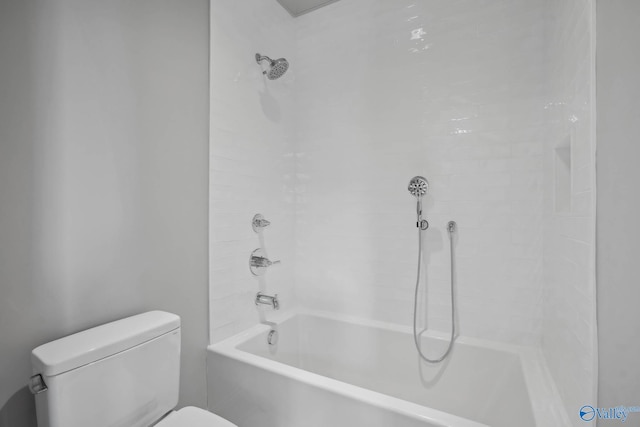 bathroom with tiled shower / bath and toilet