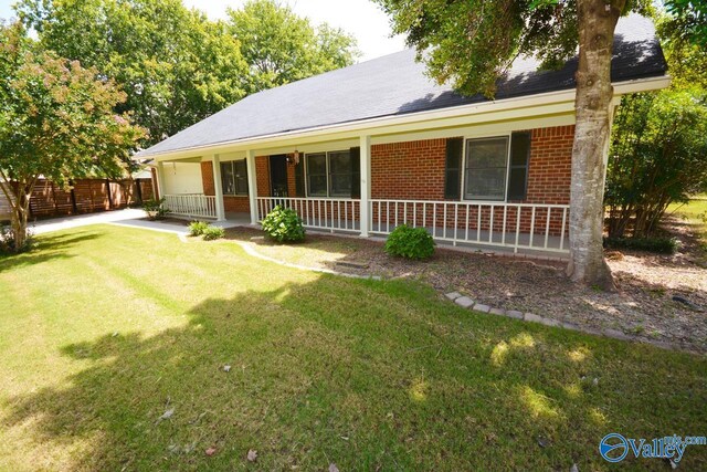 view of front of property featuring a front lawn and covered porch