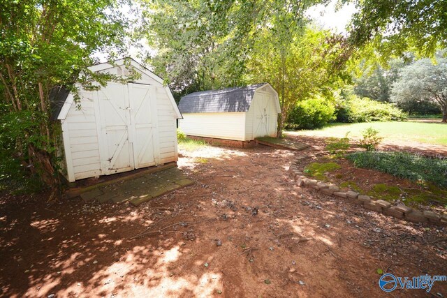 view of yard featuring a storage shed