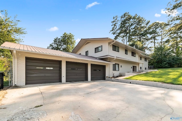 view of front of property featuring a front lawn and a garage