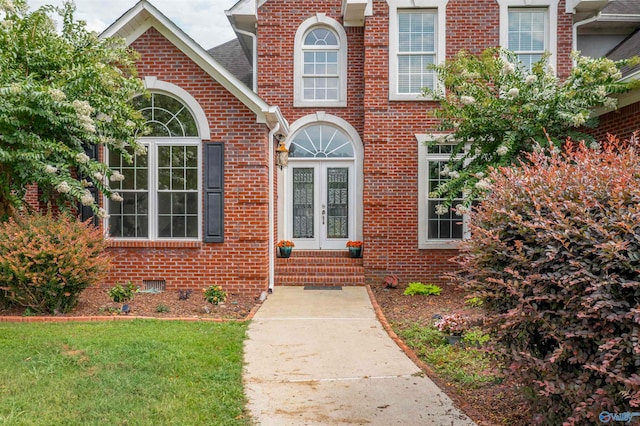 property entrance featuring a yard