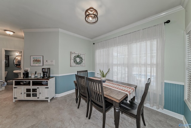 dining area with ornamental molding