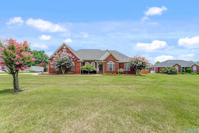 view of front of property featuring a front lawn