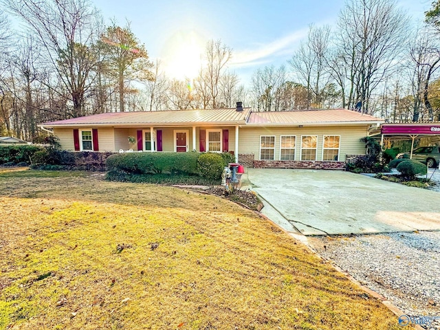 ranch-style home with a front lawn