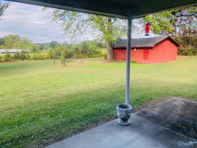 view of yard featuring a storage shed