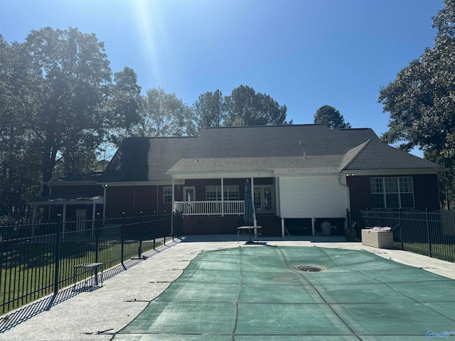 view of swimming pool featuring a lawn