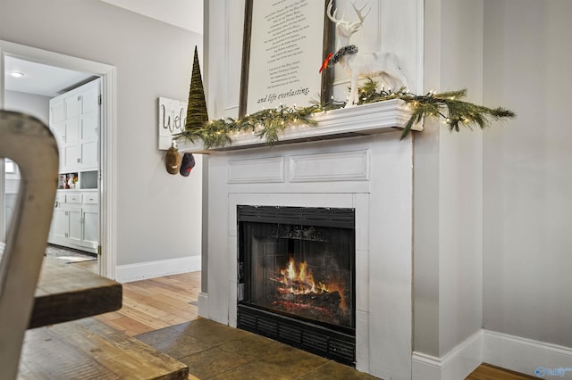 details featuring hardwood / wood-style flooring