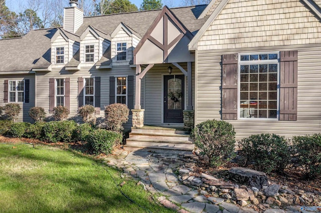 view of front facade with a front yard