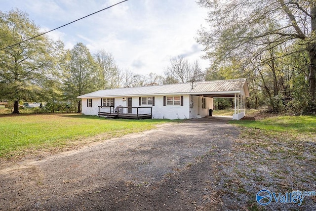 view of front of home featuring a front lawn and a carport