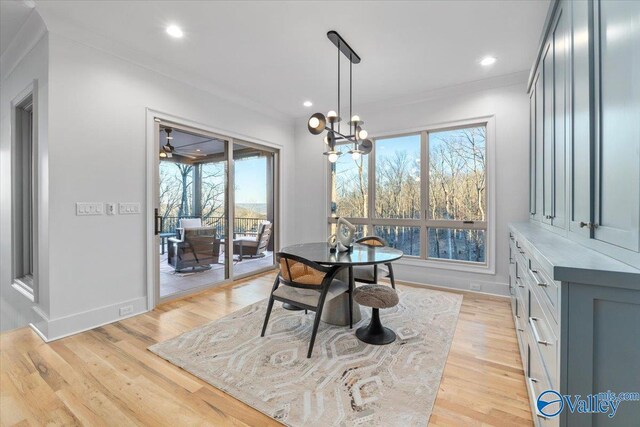 dining area featuring light wood-style floors, recessed lighting, ornamental molding, and baseboards