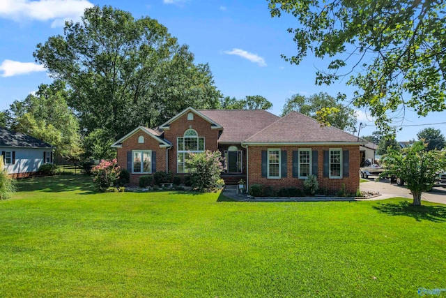 ranch-style house featuring a front yard