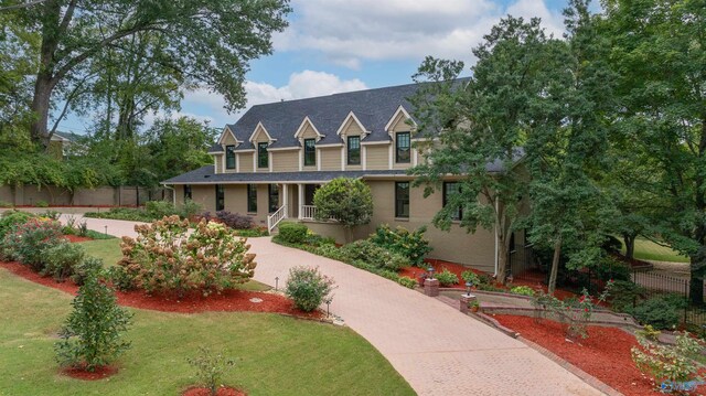 view of front facade featuring a front yard and a porch