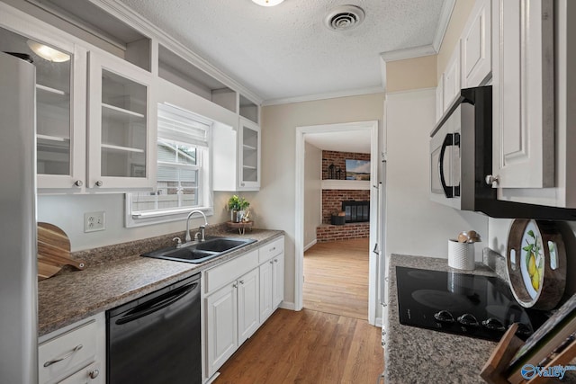 702 Royce Cir SE, Huntsville, AL 35803 - kitchen featuring black appliances, a textured ceiling, ornamental molding, white cabinetry, and wood finished floors