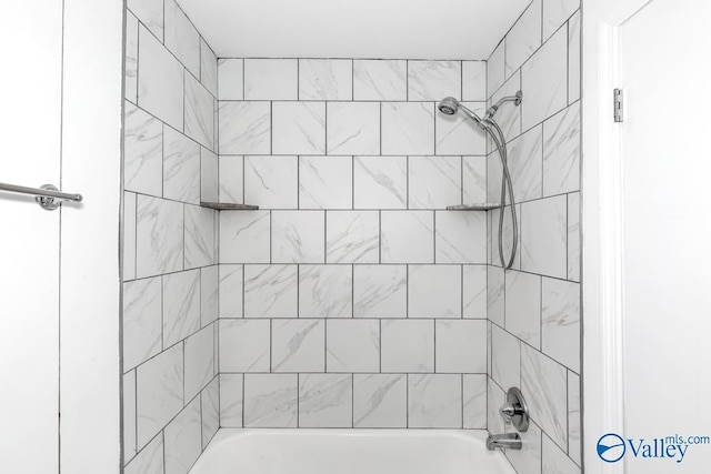 bathroom with tiled shower / bath