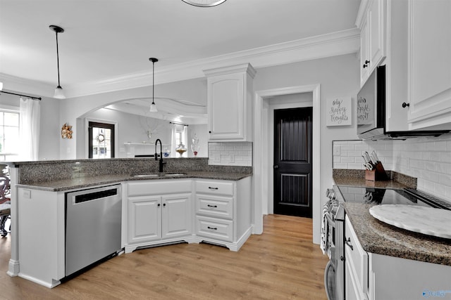 17092 Obsidian Cir, Athens, AL 35613 - kitchen with stainless steel appliances, a sink, plenty of natural light, a peninsula, and crown molding