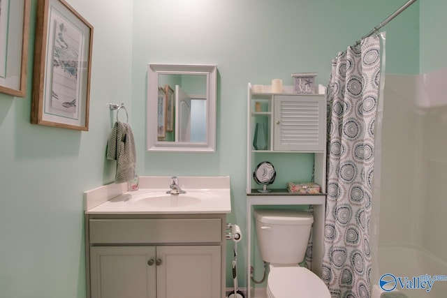 full bath with shower / bathtub combination with curtain, toilet, and vanity