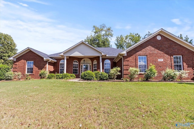 single story home with a front lawn