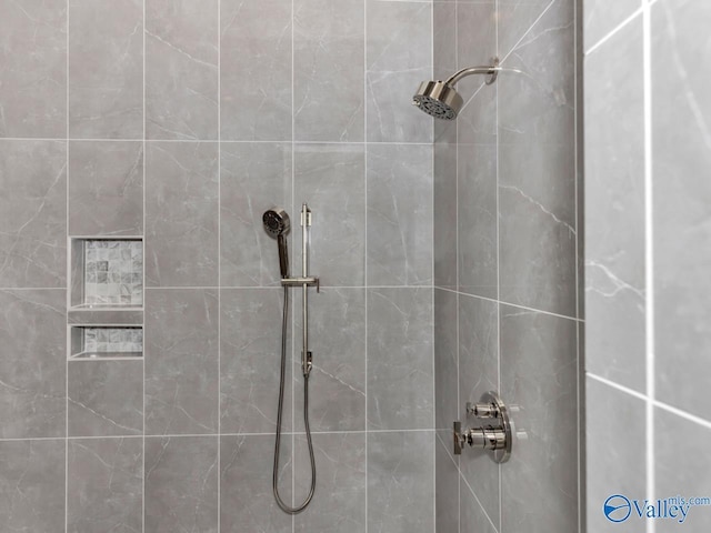 bathroom featuring tiled shower