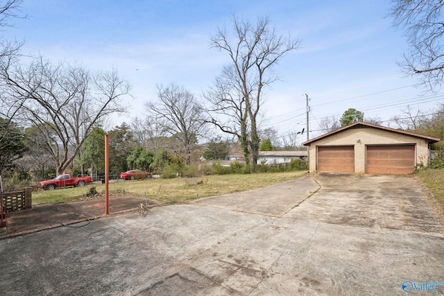 view of yard featuring a detached garage and an outdoor structure