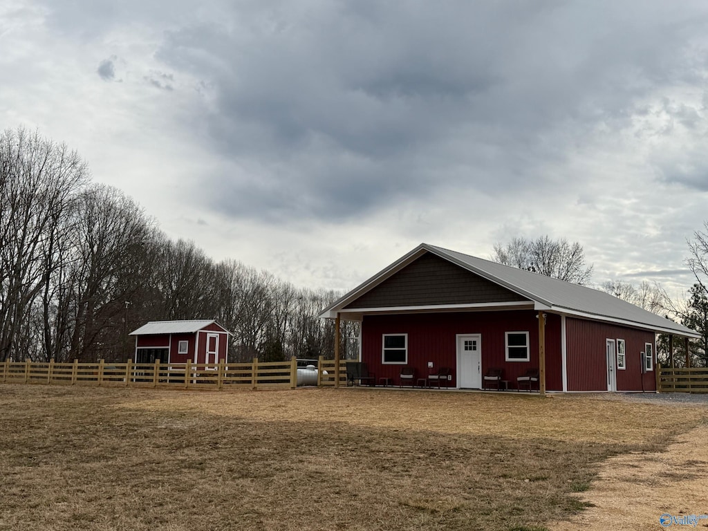 exterior space featuring an outdoor structure and a yard