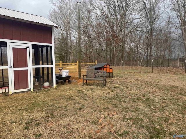 view of yard featuring an outbuilding