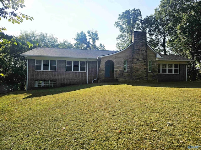 view of front of property featuring a front lawn