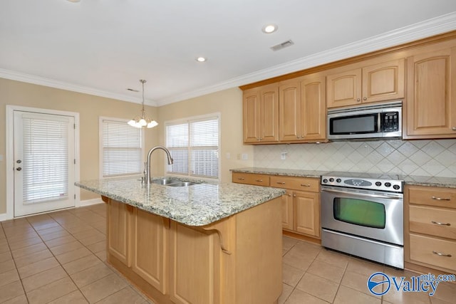 kitchen with backsplash, sink, stainless steel appliances, and an island with sink