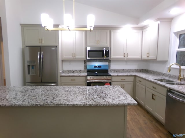 kitchen featuring stainless steel appliances, dark wood-type flooring, sink, decorative light fixtures, and lofted ceiling