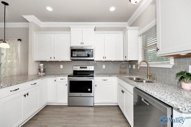 112 Elledge Farm Dr, Hazel Green, AL 35750 - kitchen featuring stainless steel appliances, a sink, ornamental molding, white cabinets, and hanging light fixtures