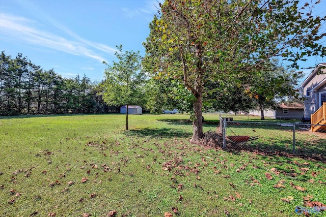 view of yard featuring a storage shed