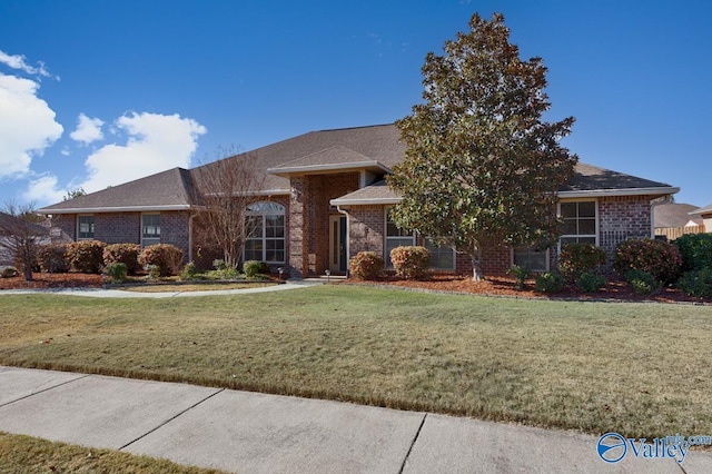 view of front of property featuring a front lawn