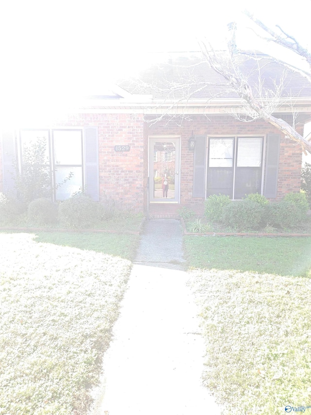 view of front facade featuring a front yard