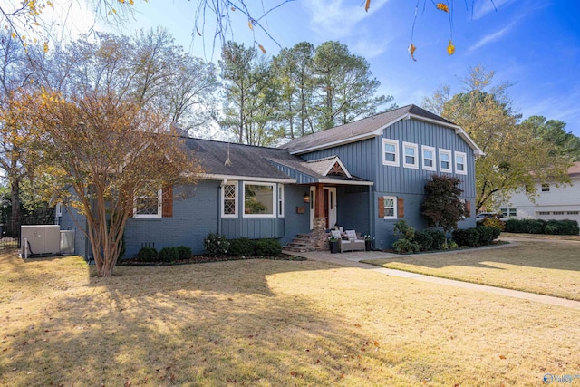 view of front of property featuring a front lawn