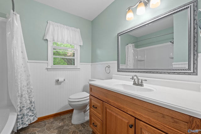113 Gordon Dr, Athens, AL 35611 - full bath featuring wainscoting, toilet, curtained shower, vanity, and baseboards