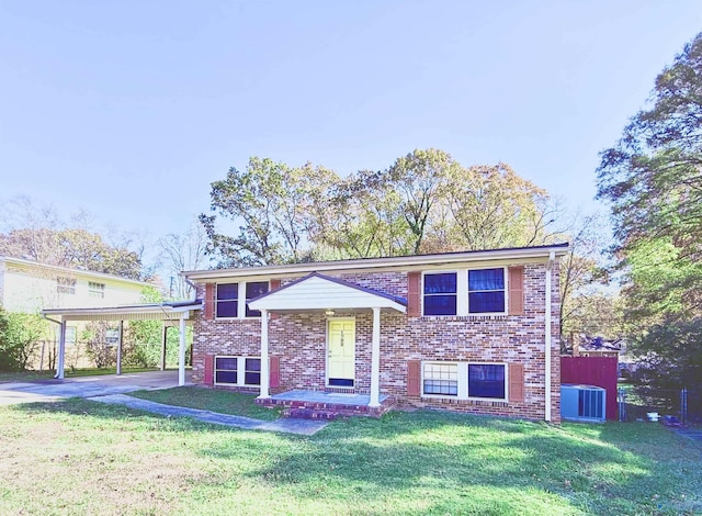 view of front of property with a carport and a front lawn