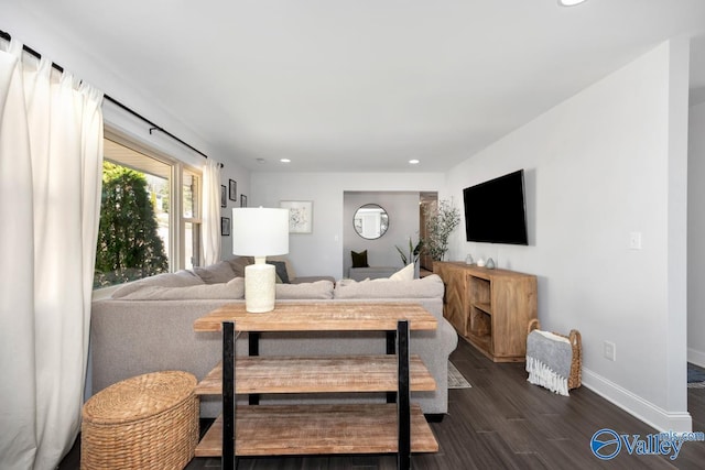 living room with dark wood-type flooring, recessed lighting, and baseboards