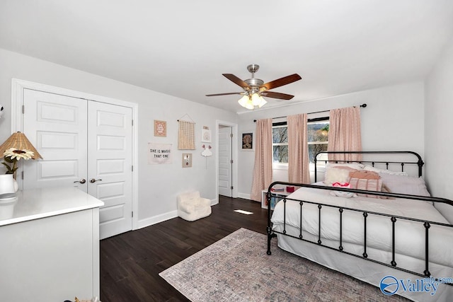 bedroom featuring ceiling fan, a closet, baseboards, and dark wood-style flooring