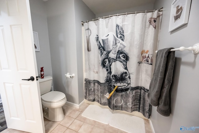 full bath with toilet, a shower with shower curtain, tile patterned floors, and baseboards
