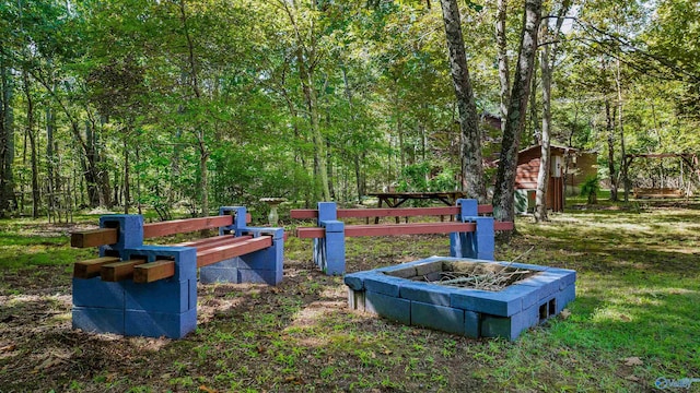 view of yard featuring an outdoor fire pit