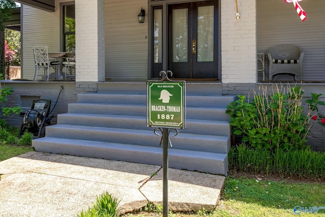 doorway to property with covered porch