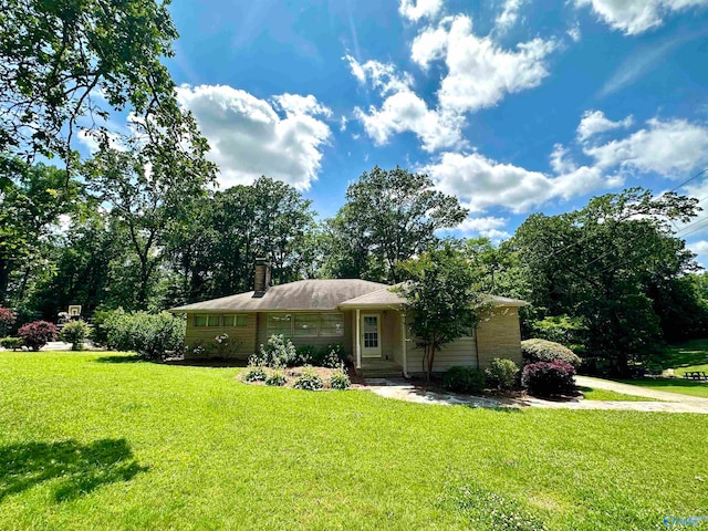 ranch-style house featuring a front yard