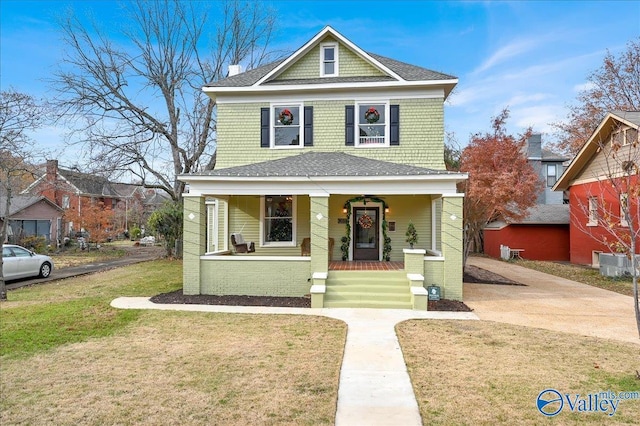 view of front of property featuring a front lawn and covered porch