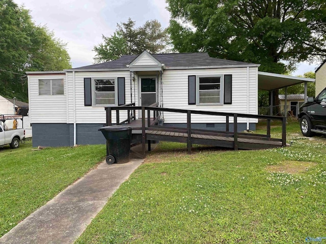 view of front of property featuring a front lawn and a carport