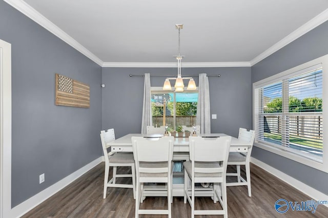 dining area featuring crown molding, plenty of natural light, and baseboards