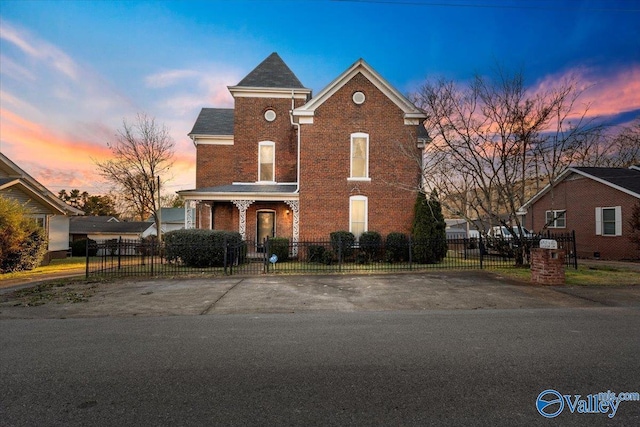 104 Myrtle Pl, Stevenson, AL 35772 - view of front of house featuring brick siding and a fenced front yard