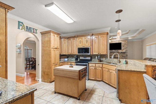 kitchen featuring a kitchen island, decorative light fixtures, sink, kitchen peninsula, and stainless steel appliances