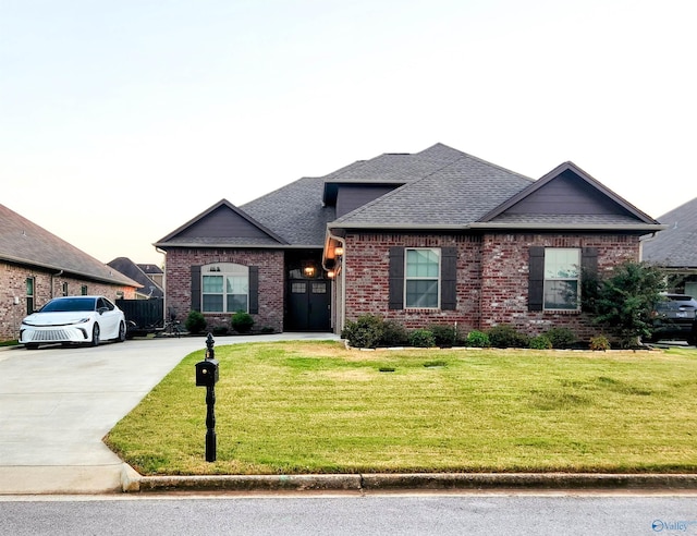 view of front facade with a front yard