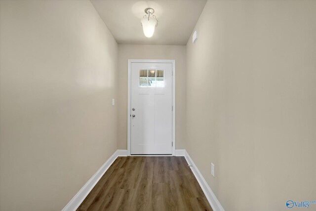 kitchen featuring hanging light fixtures, sink, light hardwood / wood-style flooring, appliances with stainless steel finishes, and vaulted ceiling