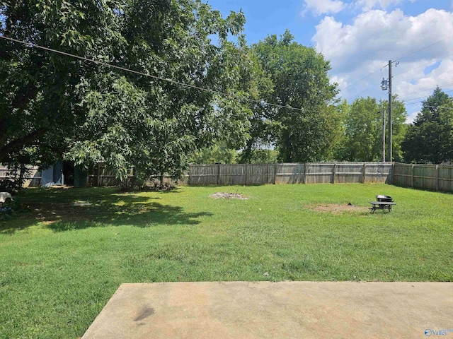 view of yard featuring a fire pit